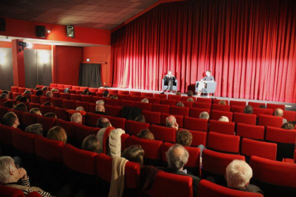 Blick in den großen Saal im Abaton, wo sich viel Publikum eingefunden hat