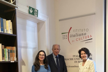 Francesca Fazion vom Italienischen Kulturinstitut, Anthony Mc Elligott und Bettina Lütgerath