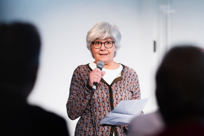 Die Gastgeberin Barbara Guggenheim bei der Begrüssung im TONALI-Saal