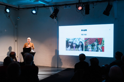 Der Hinweis von Achim Rohde auf die Band A-WA, eine israelische Band bestehend aus den drei Schwestern Tair, Liron and Tagel Haim, die jemenitische, traditionelle Musik mit Elektro- und Hip-Hop-Beats unterlegen