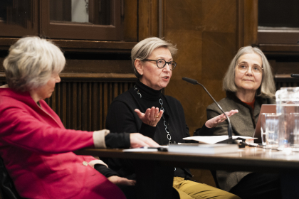 Die Moderatorin Heide Soltau, Sabine Kienitz und Angelika Schaser im Gespräch