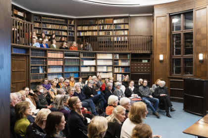 Der sehr gut besuchte Lesesaal des Warburg-Hauses