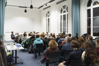 Der bis auf den letzten Platz gefüllte Raum