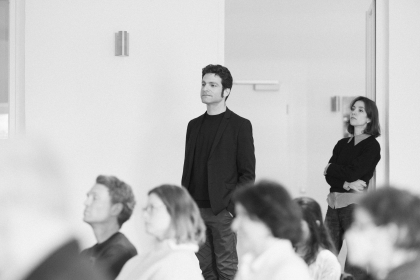 Ofer Waldman und auch stehend Aline Philippen im Saal der Alfred Schnittke Akademie 