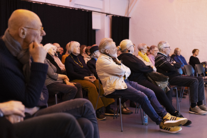 Das Publikum hört dem Vortrag mit großem Interesse zu