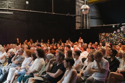 Volles Haus in der kmh auf Kampnagel 