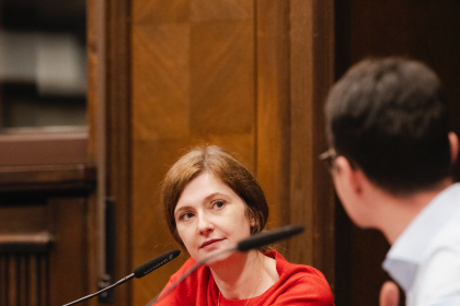 Olga Grjasnowa im Gespräch mit Gastgeber Sebastian Schirrmeister im Warburg-Haus