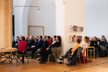 Der vollbesetzte Freiraum im Museum für Kunst & Gewerbe